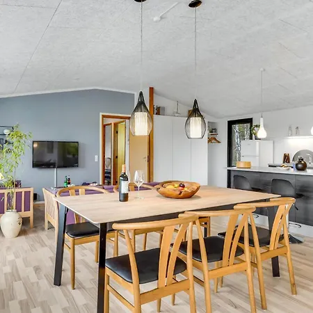 別荘 4 Bedroom Cozy In